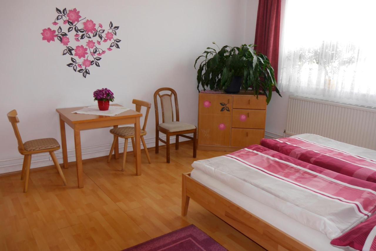 Gertis Blumenhof Privatzimmer, Ferienwohnung Гмюнд Екстер'єр фото