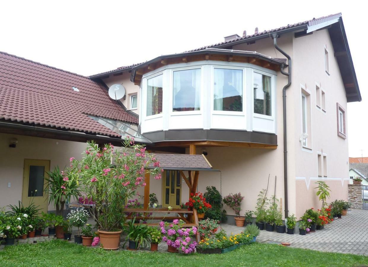 Gertis Blumenhof Privatzimmer, Ferienwohnung Гмюнд Екстер'єр фото